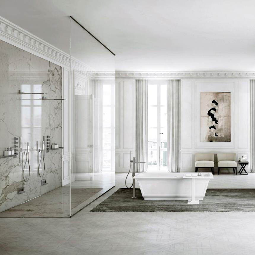 Bagno classico con doccia doppia walk-in e vasca freestanding