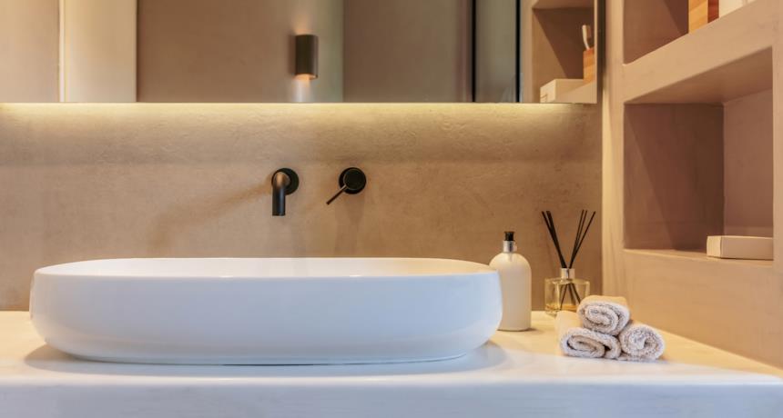 Lavabo da appoggio con miscelatore a parete nero