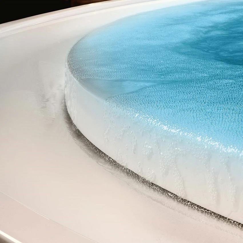 Dettaglio del bordo di una minipiscina da interno 