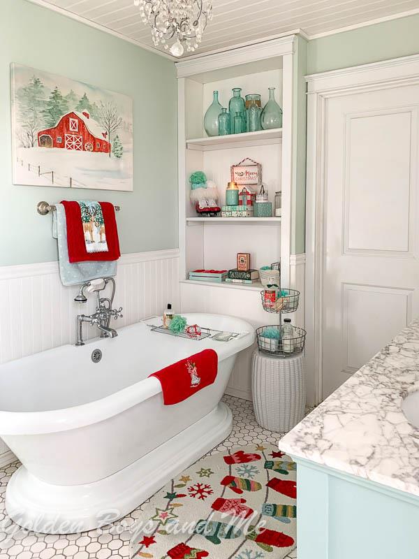 Foto di un bagno con accessori natalizi