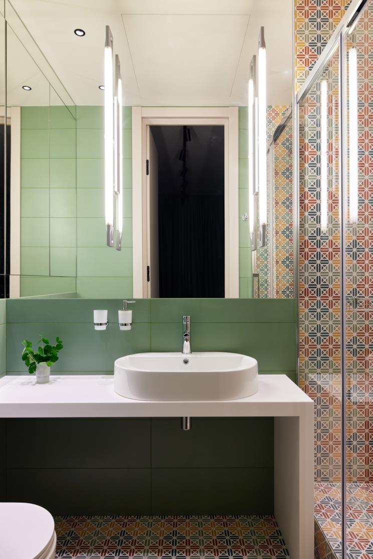 Lavello ovale su console sovrastato da uno specchio 