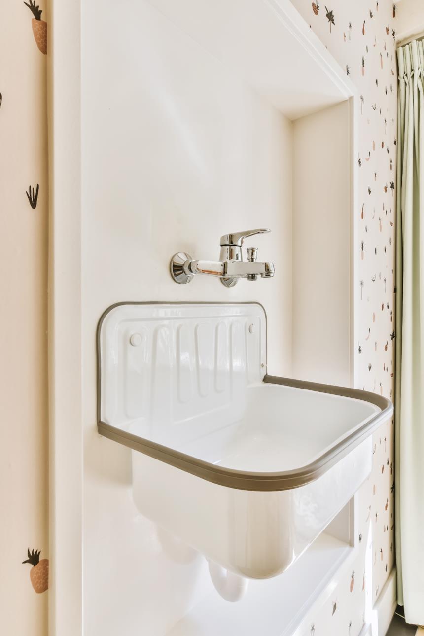 Lavatoio bianco sospeso