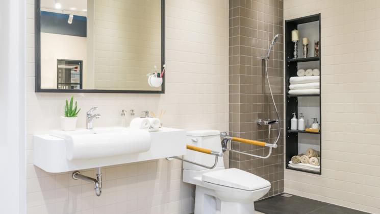 Lavandino di un bagno per disabili