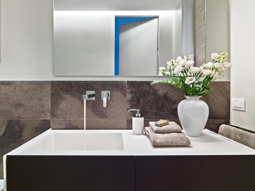 Bagno con specchio e mobile con lavabo a incasso moderno 