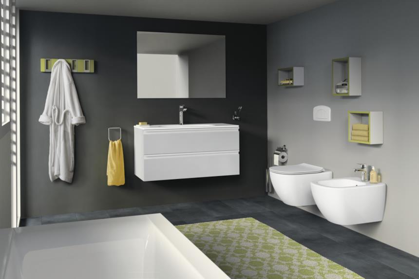 Sanitari bianchi Ideal Standard con accessori gialli