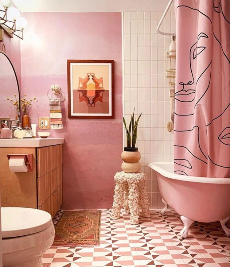 Bagno con rivestimenti rosa