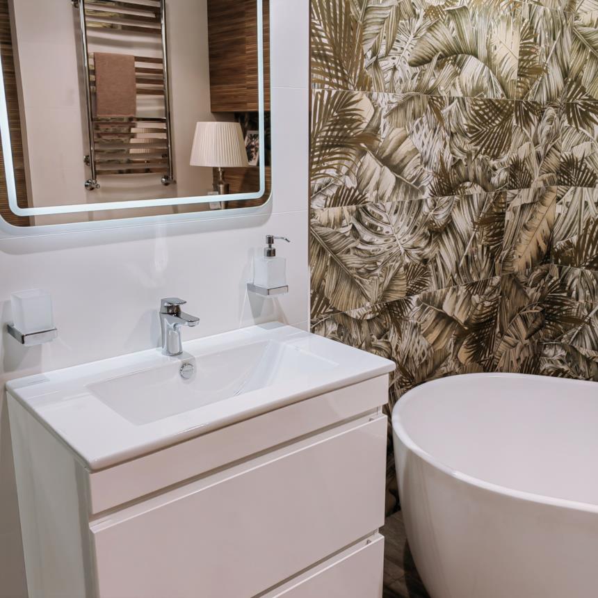 Bagno con mobile portalavabo e specchio con illuminazione incorporata 