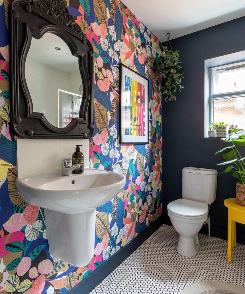 Bagno con carta da parati colorata