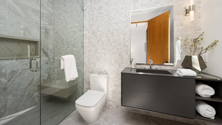 Bagno con mobile portalavabo nero e doccia