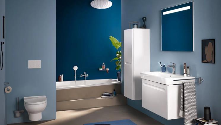 Bagno completo azzurro con mobili bianchi