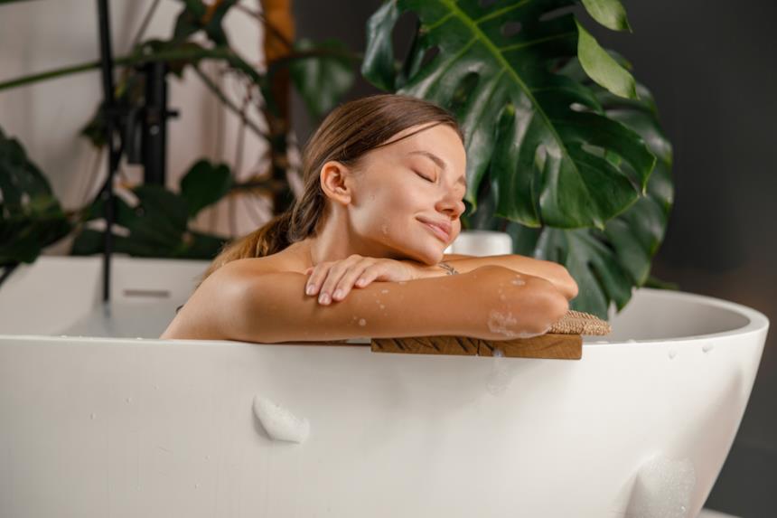 Donna si rilassa nella vasca da bagno 