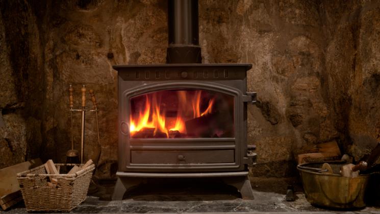 Stufa a legna accesa