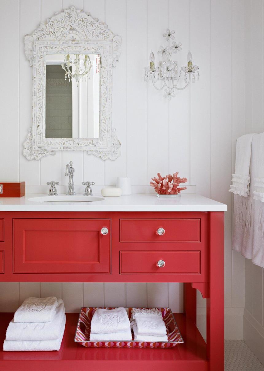 Foto di un grazioso mobile portalavabo rosso