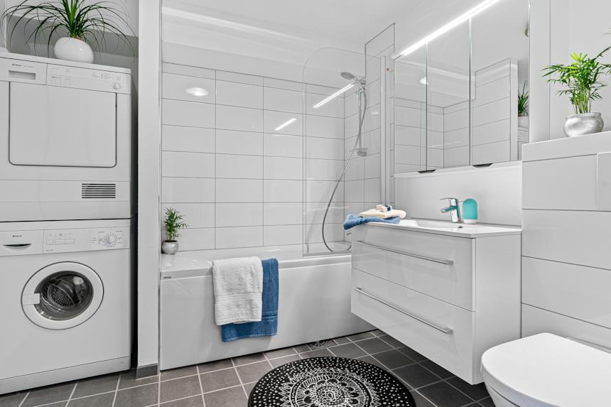 Foto di una lavatrice inserita in una nicchia nel muro del bagno