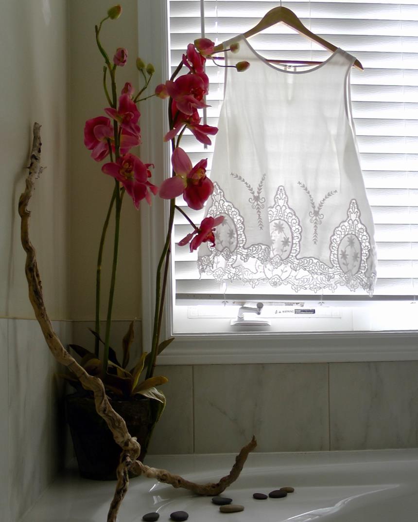 Canotta appesa alla finestra del bagno 