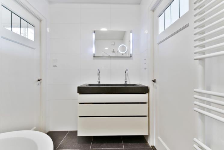 Bagno bianco con mobile portalavabo bianco e nero 