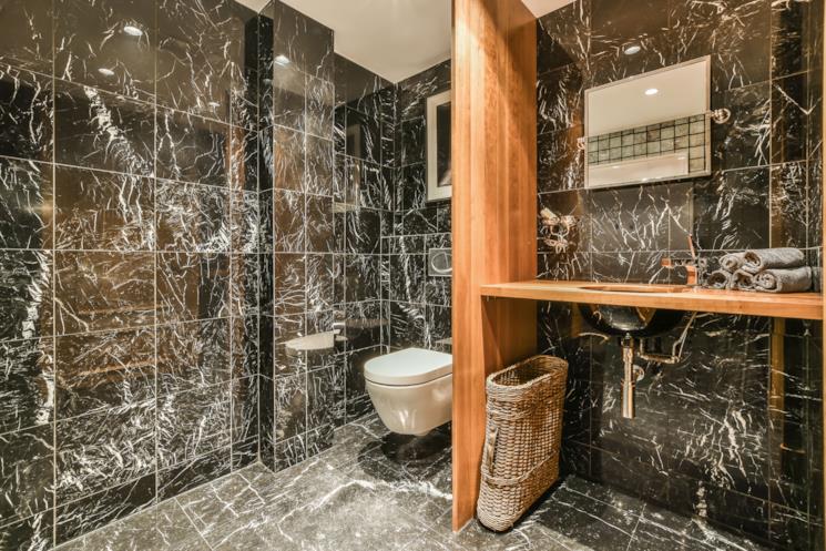 Bagno con rivestimenti in granito