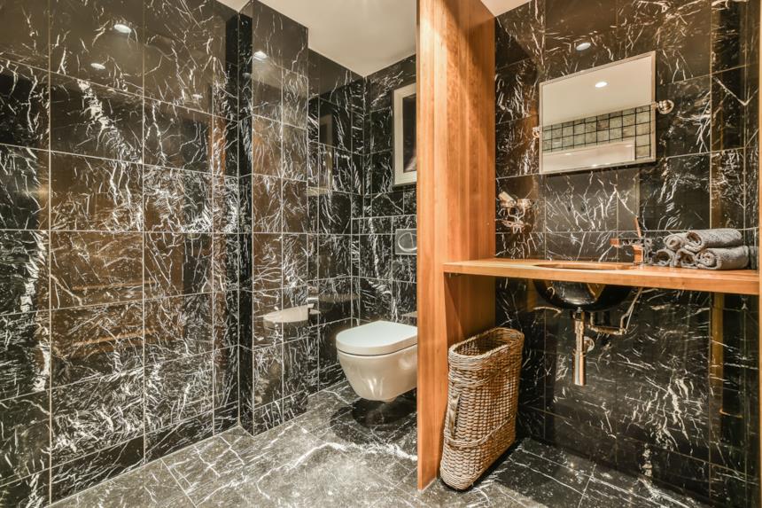 Bagno con rivestimenti in granito