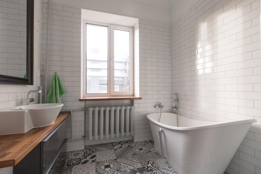 Bagno con piastrelle in ceramica biancalucida e sanitari in ceramica bianca opaca