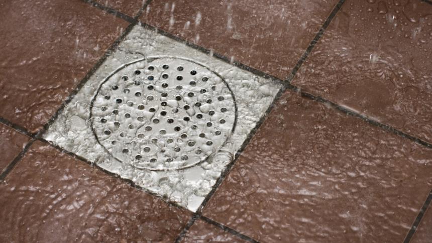 Piletta doccia con acqua che scorre 