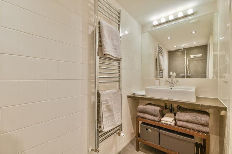 Termoarredo con asciugamani appesi 