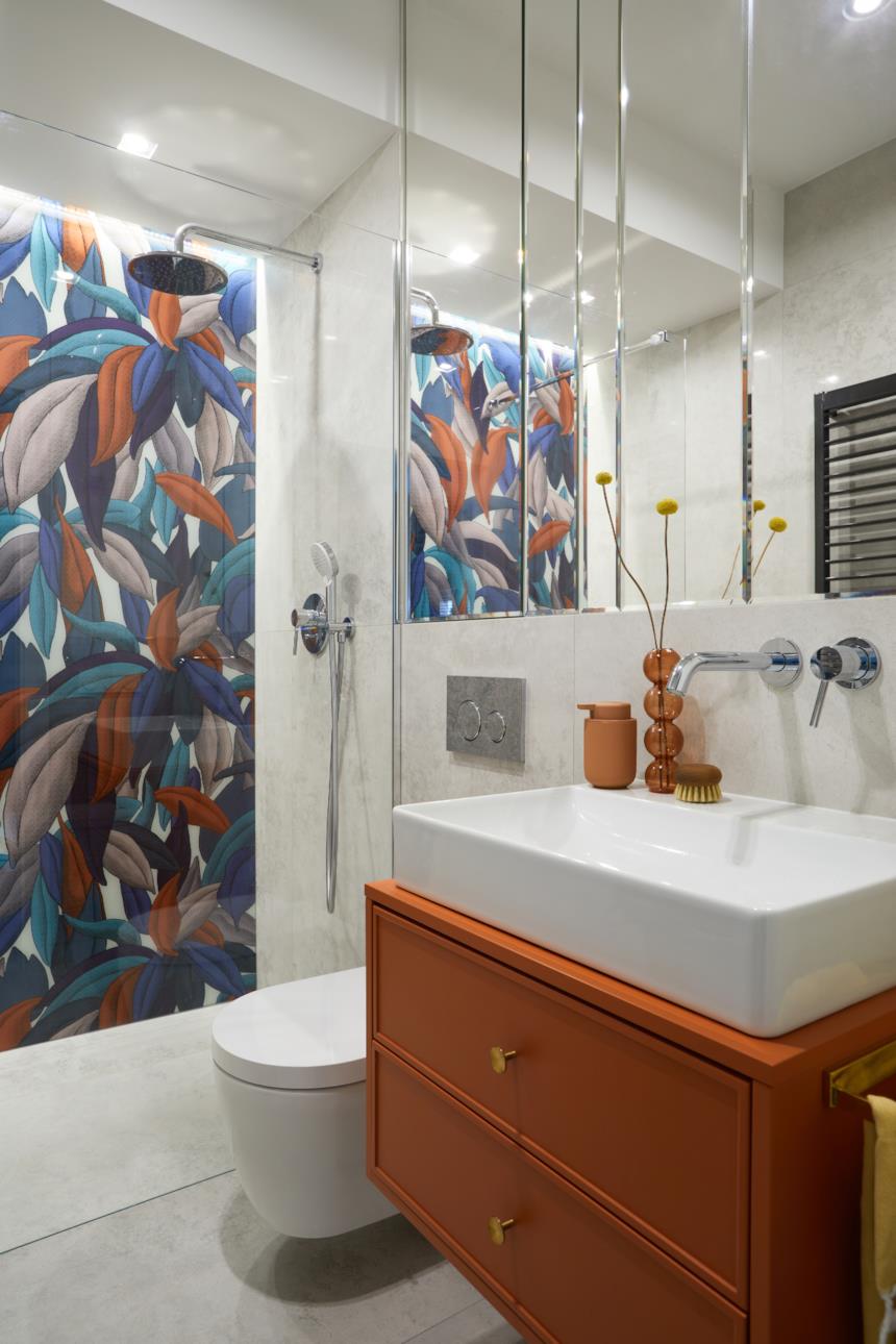 Bagno di servizio di piccole dimensioni con doccia 