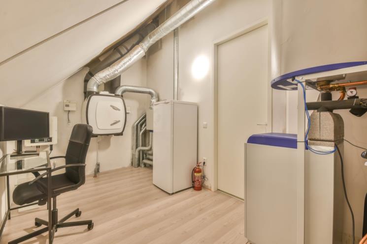 Studio nell'attico dove si trova la caldaia