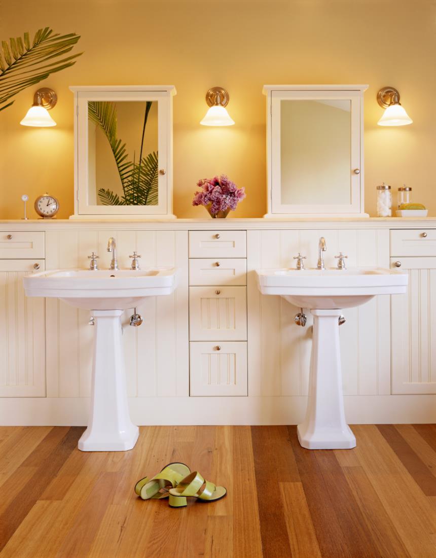 Doppio lavabo a colonna vintage con parete gialla 