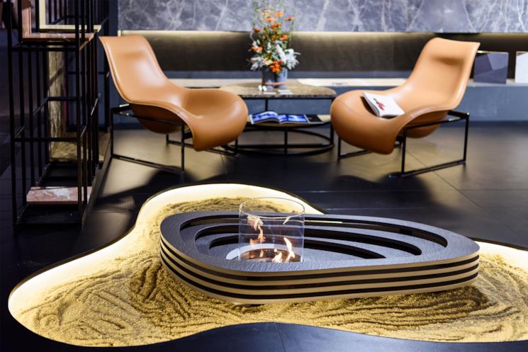 Camino a bioetanolo da appoggio su un'isola in sala 