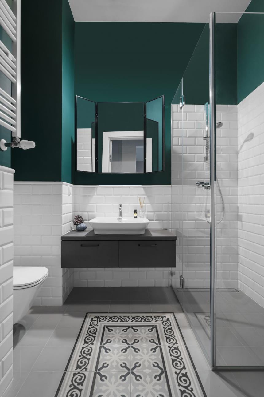 Bagno grigio con parete verde