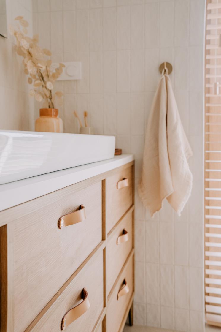 Mobile in legno abbinato a una parete beige