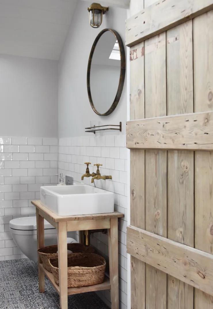 Bagno di montagna con portalavabo in legno e lavello in ceramica