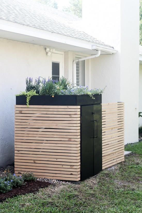 Palizzata in legno e metallo per nascondere il motore del climatizzatore 