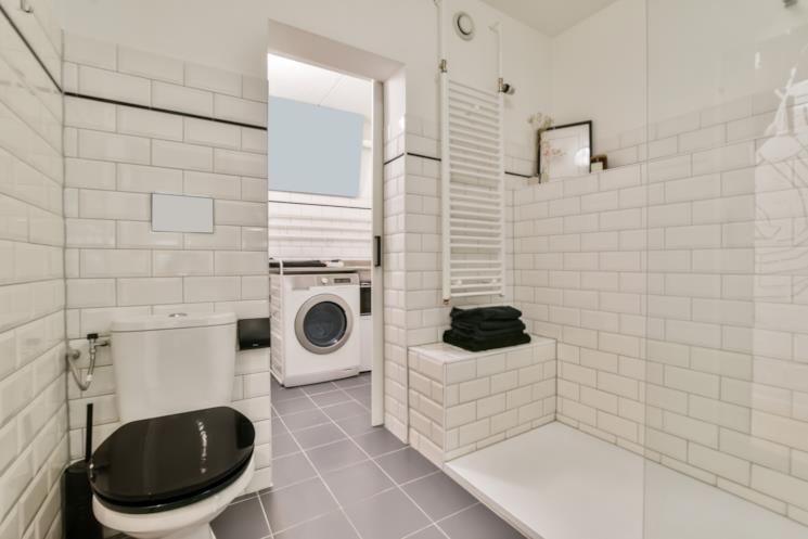 Bagno con lavanderia nell'antibagno