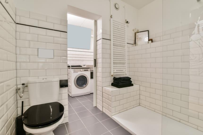 Bagno con lavanderia nell'antibagno 