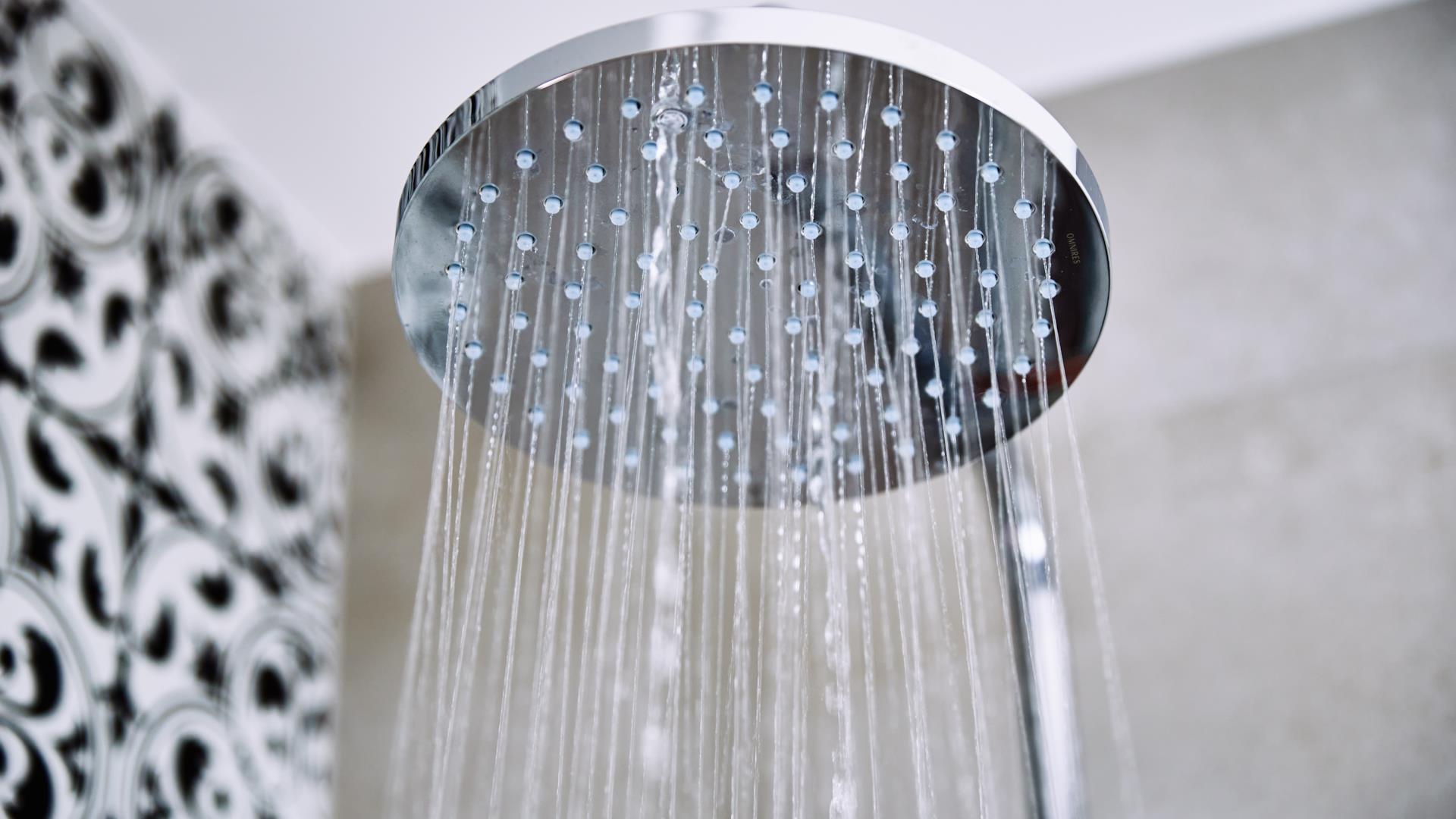 Soluzioni per eliminare il calcare dal soffione della doccia