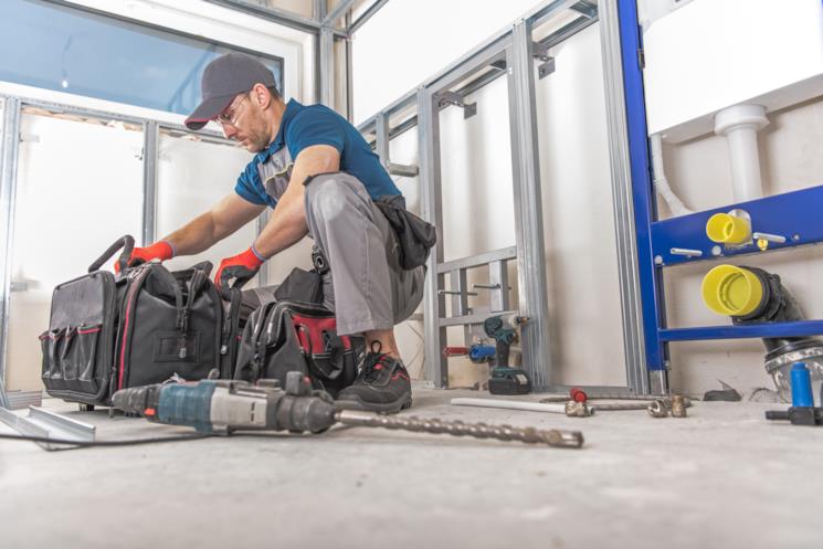 Muratore si prepara alla fase di demolizione del bagno