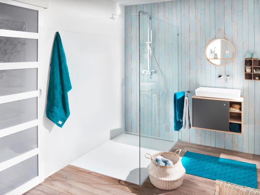 Piatto doccia Kaldewei Nexsys modello bianco in bagno bianco e azzurro