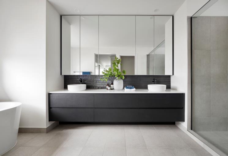Bagno moderno con specchio contenitore a quattro ante