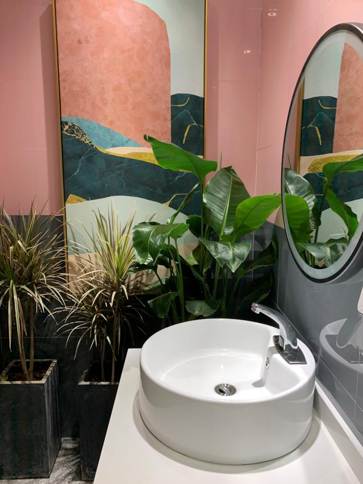 Bagno rosa e nero con lavabo da appoggio tondo 