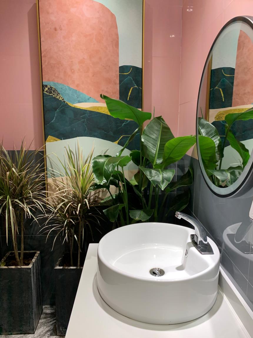 Bagno rosa e nero con lavabo da appoggio tondo 