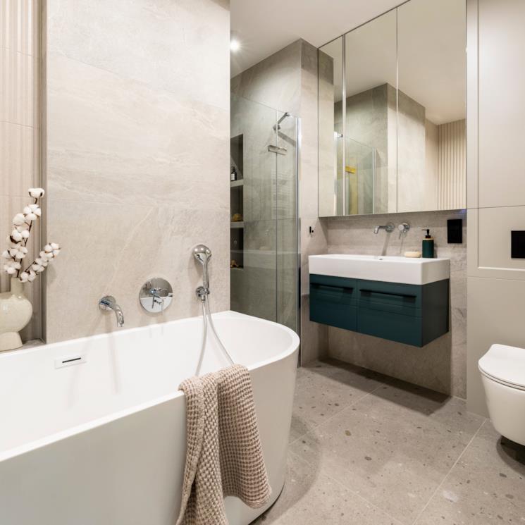 Bagno elegante senza finestra con vasca freestanding