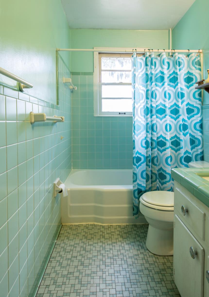 Tenda da doccia installata sulla vasca da bagno 