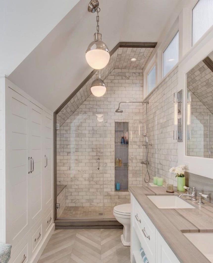 Bagno mansardato con parquet