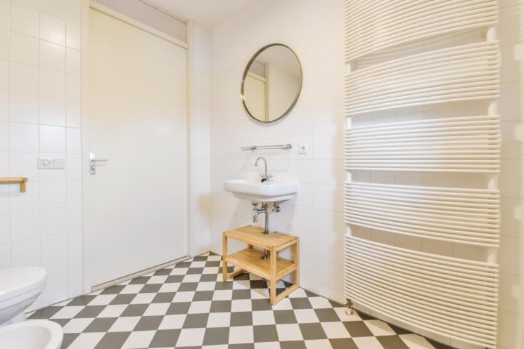 Bagno elegante senza finestra