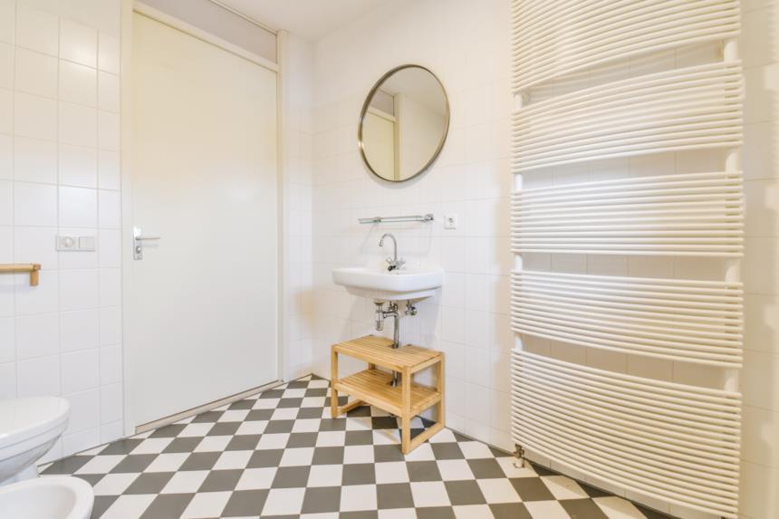 Bagno elegante senza finestra