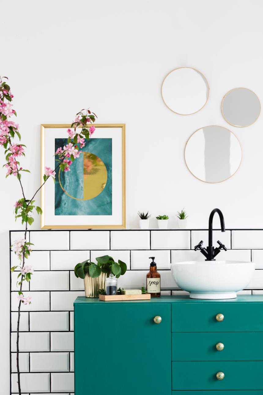 Bagno con quadro decorativo