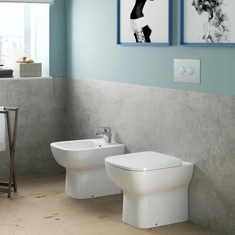 Vaso a pavimento filo parete, con sedile slim a sgancio rapido