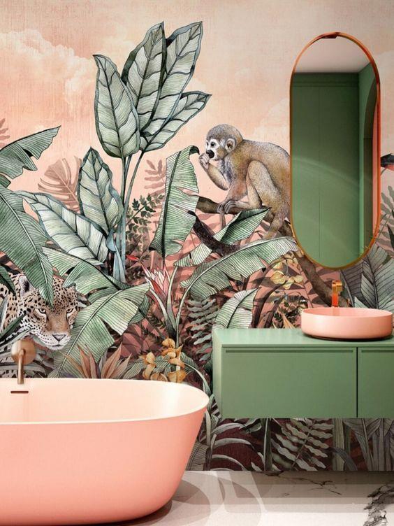 Bagno rosa e verde con carta da parati a tema botanico