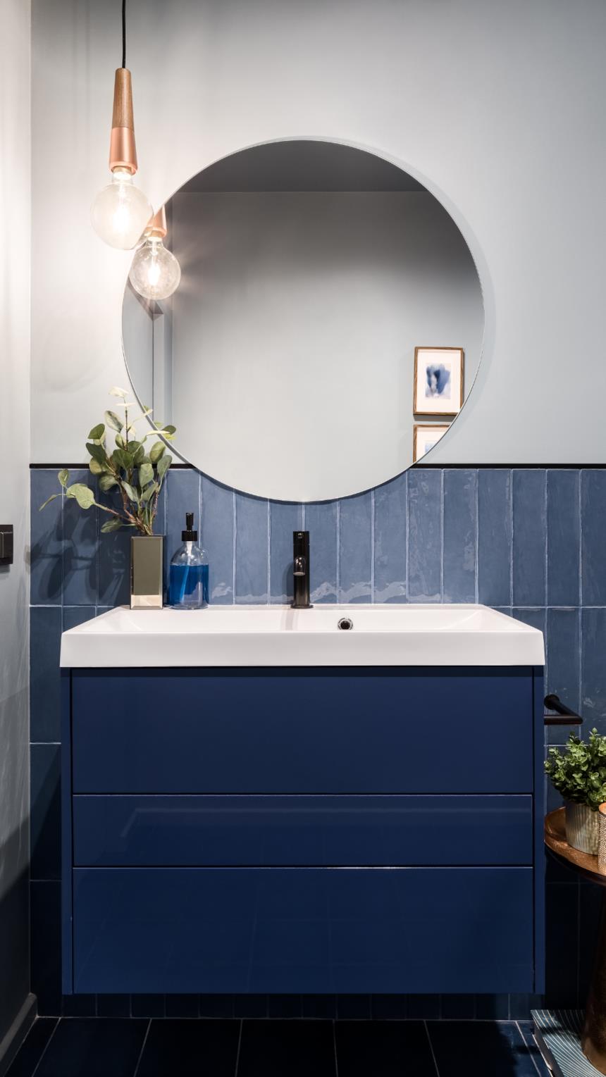 Bagno con mobile porta lavabo blu 